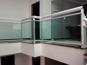 guarda-corpo-de-aluminio-com-vidro